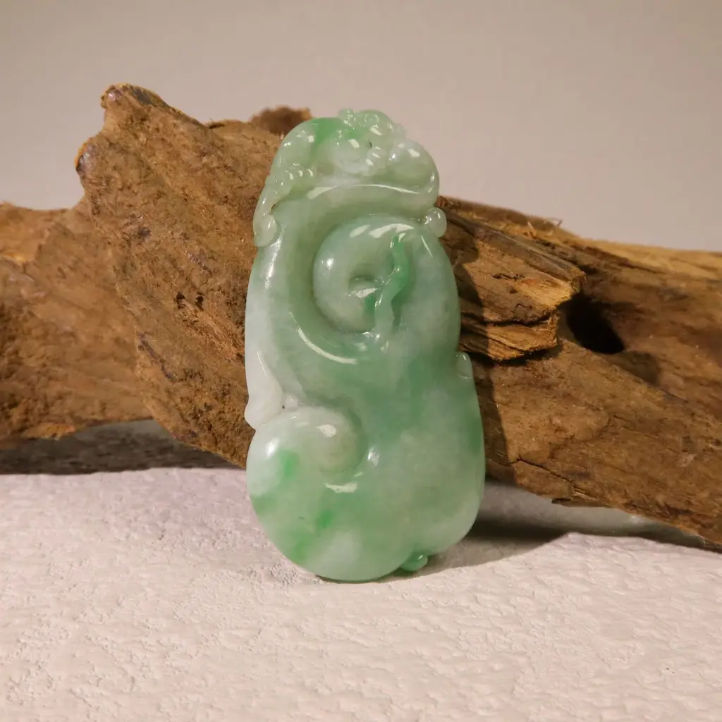 [SAP-JCJ-02660] 滿綠飄金絲陽綠靈猴如意玉吊墜
