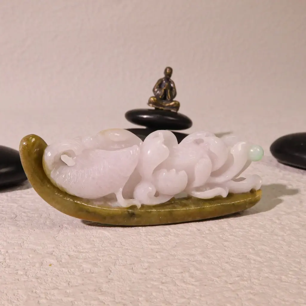 [SA-JDC-03689] 淡紫白玉翡翠飄綠荷花魚小擺件 - 俏色巧雕